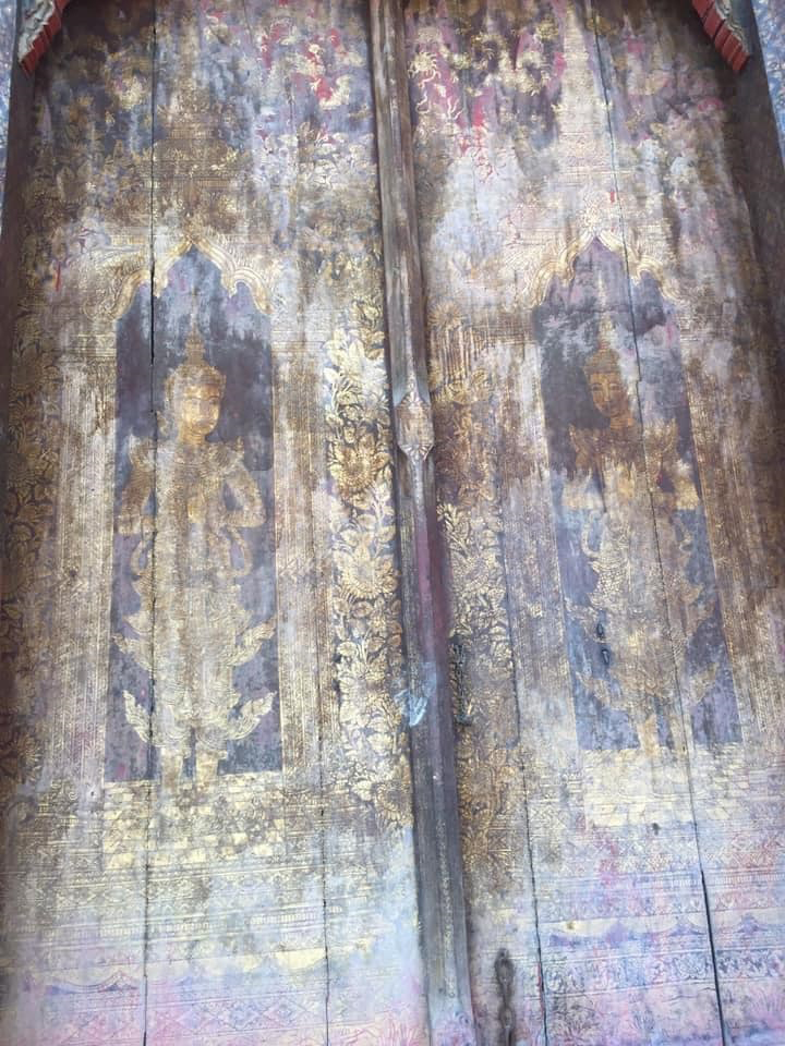 บูรณะวิหารวัดสมัย ร.6 เล่นง่าย ทาสีแดงทับภาพวาดลายรดน้ำ มรดกชาติหายวับ ! บูรณะวิหารวัดสมัย ร.6 เล่นง่าย ทาสีแดงทับภาพวาดลายรดน้ำ มรดกชาติหายวับ !