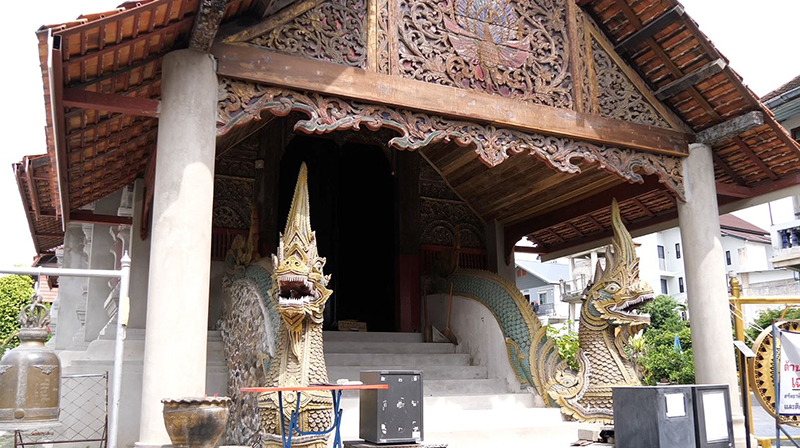 บูรณะวิหารวัดสมัย ร.6 เล่นง่าย ทาสีแดงทับภาพวาดลายรดน้ำ มรดกชาติหายวับ ! บูรณะวิหารวัดสมัย ร.6 เล่นง่าย ทาสีแดงทับภาพวาดลายรดน้ำ มรดกชาติหายวับ !