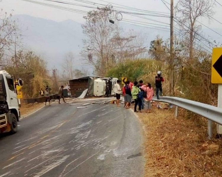 รถหมอลำแหกโค้ง คณะทองคำอีสานศิลป์ ไปไม่ถึงงานบุญ เทกระจาดลูกน้องดับ 1 เจ็บอื้อ รถหมอลำแหกโค้ง คณะทองคำอีสานศิลป์ ไปไม่ถึงงานบุญ เทกระจาดลูกน้องดับ 1 เจ็บอื้อ