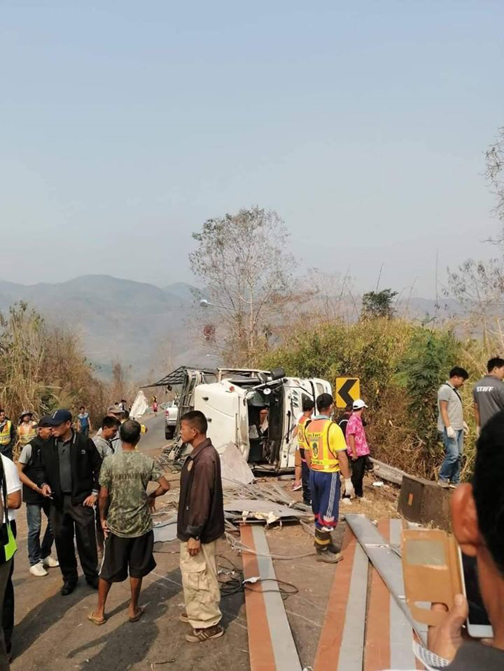 รถหมอลำแหกโค้ง คณะทองคำอีสานศิลป์ ไปไม่ถึงงานบุญ เทกระจาดลูกน้องดับ 1 เจ็บอื้อ รถหมอลำแหกโค้ง คณะทองคำอีสานศิลป์ ไปไม่ถึงงานบุญ เทกระจาดลูกน้องดับ 1 เจ็บอื้อ