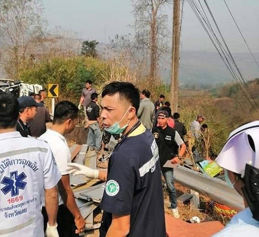 รถหมอลำแหกโค้ง คณะทองคำอีสานศิลป์ ไปไม่ถึงงานบุญ เทกระจาดลูกน้องดับ 1 เจ็บอื้อ รถหมอลำแหกโค้ง คณะทองคำอีสานศิลป์ ไปไม่ถึงงานบุญ เทกระจาดลูกน้องดับ 1 เจ็บอื้อ