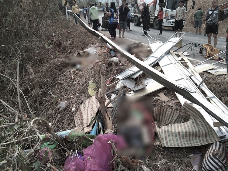 รถหมอลำแหกโค้ง คณะทองคำอีสานศิลป์ ไปไม่ถึงงานบุญ เทกระจาดลูกน้องดับ 1 เจ็บอื้อ รถหมอลำแหกโค้ง คณะทองคำอีสานศิลป์ ไปไม่ถึงงานบุญ เทกระจาดลูกน้องดับ 1 เจ็บอื้อ