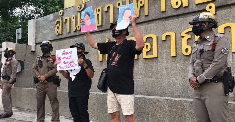 ทนายอานนท์ - ไมค์ ชู 3 นิ้ว หลังได้ปล่อยตัว คุกขังได้แต่ตัว ไม่สามารถขังอุดมการณ์ได้ ทนายอานนท์ - ไมค์ ชู 3 นิ้ว หลังได้ปล่อยตัว คุกขังได้แต่ตัว ไม่สามารถขังอุดมการณ์ได้