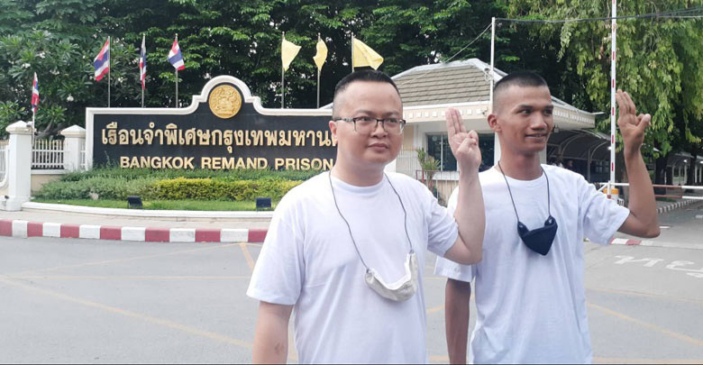 ทนายอานนท์ - ไมค์ ชู 3 นิ้ว หลังได้ปล่อยตัว คุกขังได้แต่ตัว ไม่สามารถขังอุดมการณ์ได้ ทนายอานนท์ - ไมค์ ชู 3 นิ้ว หลังได้ปล่อยตัว คุกขังได้แต่ตัว ไม่สามารถขังอุดมการณ์ได้