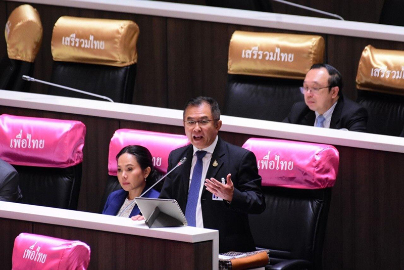 วิสาร เตชะธีราวัฒน์ ส.ส.เพื่อไทย เสียงสั่น.. ควักมีดกรีดแขนตัวเองกลางสภา วิสาร เตชะธีราวัฒน์ ส.ส.เพื่อไทย เสียงสั่น.. ควักมีดกรีดแขนตัวเองกลางสภา