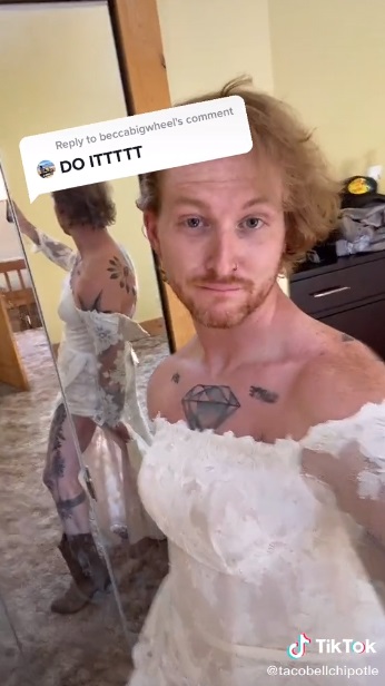 หนุ่มแมน ๆ กับวิถีพ่อค้าออนไลน์ จะขายเทชุดแฟนเก่า แต่ลูกค้าขอดูรีวิว โอเคพี่จัดให้ หนุ่มแมน ๆ กับวิถีพ่อค้าออนไลน์ จะขายเทชุดแฟนเก่า แต่ลูกค้าขอดูรีวิว โอเคพี่จัดให้