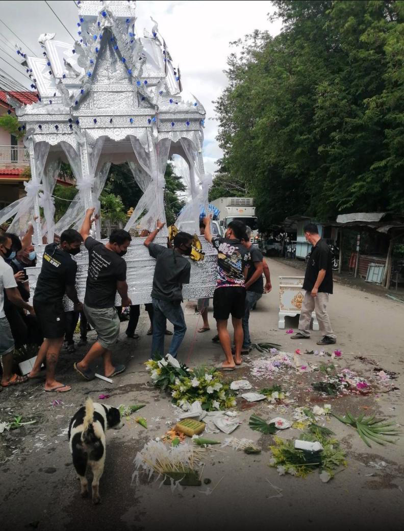 เจ้ามือซีด... ขบวนศพเกี่ยวสายไฟคว่ำ แห่นำอายุคนตายเสี่ยงโชค ถูกหวยทั้งหมู่บ้านเกือบล้าน เจ้ามือซีด... ขบวนศพเกี่ยวสายไฟคว่ำ แห่นำอายุคนตายเสี่ยงโชค ถูกหวยทั้งหมู่บ้านเกือบล้าน