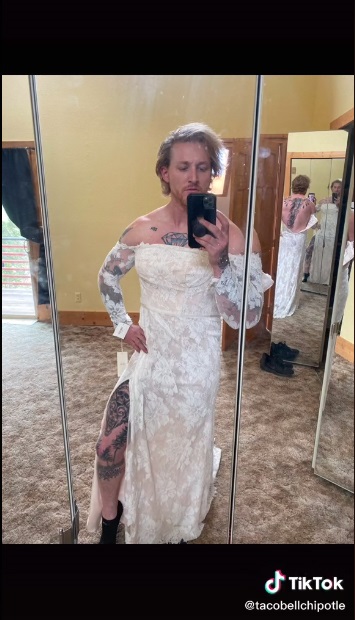 หนุ่มแมน ๆ กับวิถีพ่อค้าออนไลน์ จะขายเทชุดแฟนเก่า แต่ลูกค้าขอดูรีวิว โอเคพี่จัดให้ หนุ่มแมน ๆ กับวิถีพ่อค้าออนไลน์ จะขายเทชุดแฟนเก่า แต่ลูกค้าขอดูรีวิว โอเคพี่จัดให้