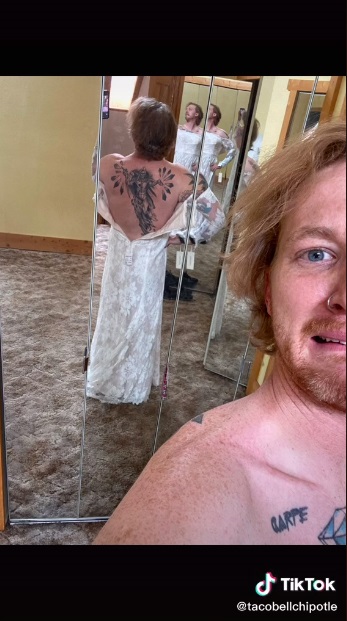 หนุ่มแมน ๆ กับวิถีพ่อค้าออนไลน์ จะขายเทชุดแฟนเก่า แต่ลูกค้าขอดูรีวิว โอเคพี่จัดให้ หนุ่มแมน ๆ กับวิถีพ่อค้าออนไลน์ จะขายเทชุดแฟนเก่า แต่ลูกค้าขอดูรีวิว โอเคพี่จัดให้