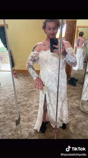 หนุ่มแมน ๆ กับวิถีพ่อค้าออนไลน์ จะขายเทชุดแฟนเก่า แต่ลูกค้าขอดูรีวิว โอเคพี่จัดให้ หนุ่มแมน ๆ กับวิถีพ่อค้าออนไลน์ จะขายเทชุดแฟนเก่า แต่ลูกค้าขอดูรีวิว โอเคพี่จัดให้