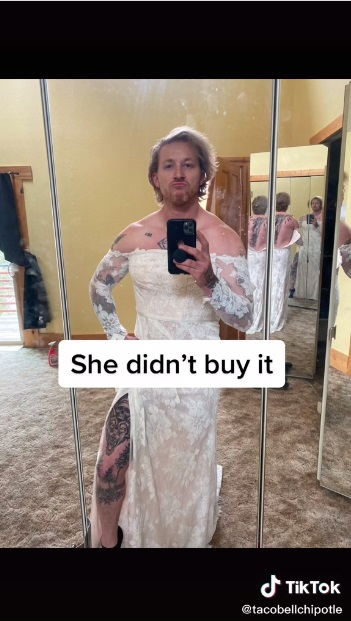 หนุ่มแมน ๆ กับวิถีพ่อค้าออนไลน์ จะขายเทชุดแฟนเก่า แต่ลูกค้าขอดูรีวิว โอเคพี่จัดให้ หนุ่มแมน ๆ กับวิถีพ่อค้าออนไลน์ จะขายเทชุดแฟนเก่า แต่ลูกค้าขอดูรีวิว โอเคพี่จัดให้