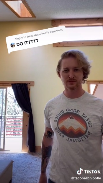 หนุ่มแมน ๆ กับวิถีพ่อค้าออนไลน์ จะขายเทชุดแฟนเก่า แต่ลูกค้าขอดูรีวิว โอเคพี่จัดให้ หนุ่มแมน ๆ กับวิถีพ่อค้าออนไลน์ จะขายเทชุดแฟนเก่า แต่ลูกค้าขอดูรีวิว โอเคพี่จัดให้