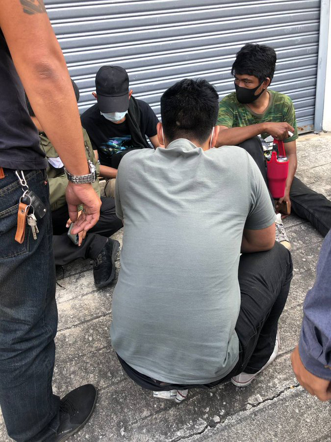 เพนกวิน ปล่อยแชตหลุด การ์ดราษฎรหายไป แต่มีคนตอบไลน์แทน อ้างเป็น กอ.รมน. เพนกวิน ปล่อยแชตหลุด การ์ดราษฎรหายไป แต่มีคนตอบไลน์แทน อ้างเป็น กอ.รมน.