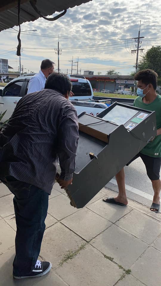 คนระยองไม่ทน เจ้าหน้าที่ไม่จัดการบ่อน เลยจัดการกันเอง ยกตู้สล็อต-ตู้ม้า ไปทิ้งเรียบ คนระยองไม่ทน เจ้าหน้าที่ไม่จัดการบ่อน เลยจัดการกันเอง ยกตู้สล็อต-ตู้ม้า ไปทิ้งเรียบ