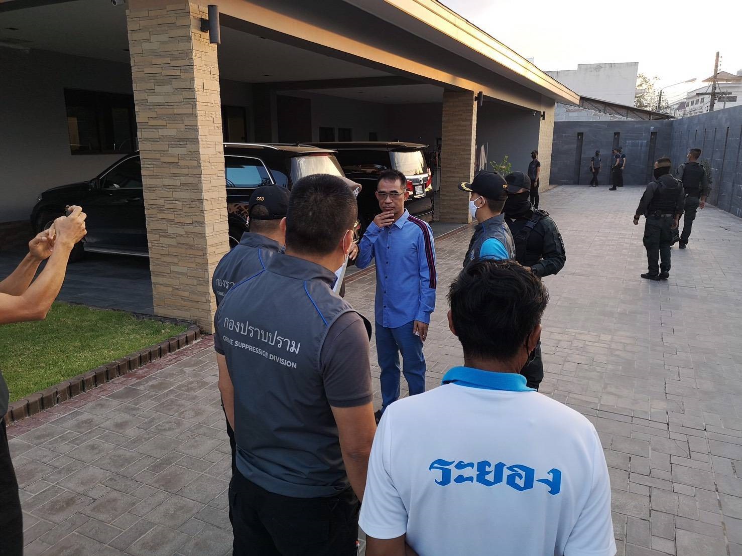 บุกรวบ หลงจู๊สมชาย เจ้าพ่อบ่อนระยอง ต้นเรื่องบ่อนโควิด - ว่อนภาพรู้จักนักการเมืองดัง บุกรวบ หลงจู๊สมชาย เจ้าพ่อบ่อนระยอง ต้นเรื่องบ่อนโควิด - ว่อนภาพรู้จักนักการเมืองดัง