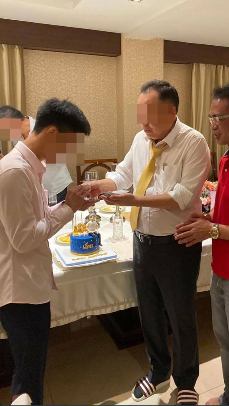 บุกรวบ หลงจู๊สมชาย เจ้าพ่อบ่อนระยอง ต้นเรื่องบ่อนโควิด - ว่อนภาพรู้จักนักการเมืองดัง บุกรวบ หลงจู๊สมชาย เจ้าพ่อบ่อนระยอง ต้นเรื่องบ่อนโควิด - ว่อนภาพรู้จักนักการเมืองดัง