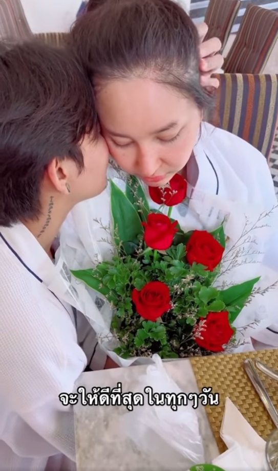 คืนดี ?! อาสัว หอบดอกไม้ง้อ มายมิ้นท์ หลังพาเด็กเอนขึ้นห้อง ทั้งจกทั้งอมต่อหน้า คืนดี ?! อาสัว หอบดอกไม้ง้อ มายมิ้นท์ หลังพาเด็กเอนขึ้นห้อง ทั้งจกทั้งอมต่อหน้า