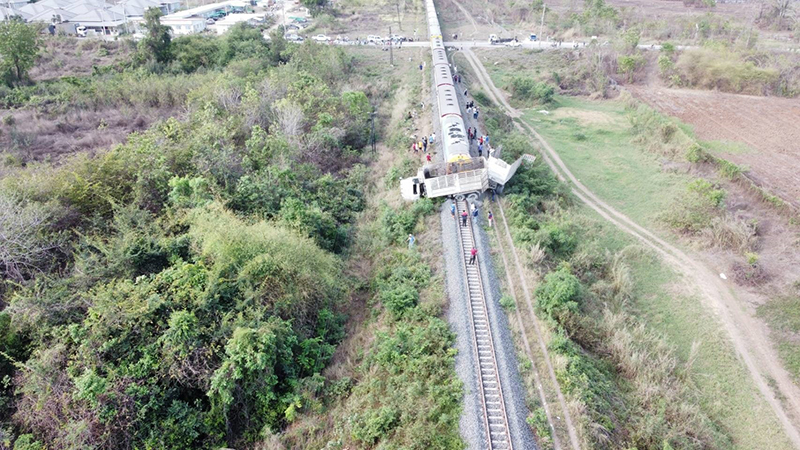 ระทึก ! รถไฟท่องเที่ยวเขื่อนป่าสักฯ ชนรถบรรทุก ปะทะจัง ๆ เข้ากลางคันรถ ระทึก ! รถไฟท่องเที่ยวเขื่อนป่าสักฯ ชนรถบรรทุก ปะทะจัง ๆ เข้ากลางคันรถ