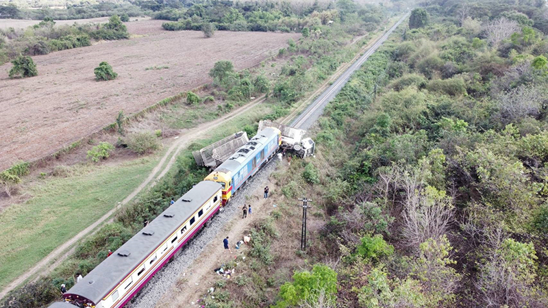 ระทึก ! รถไฟท่องเที่ยวเขื่อนป่าสักฯ ชนรถบรรทุก ปะทะจัง ๆ เข้ากลางคันรถ ระทึก ! รถไฟท่องเที่ยวเขื่อนป่าสักฯ ชนรถบรรทุก ปะทะจัง ๆ เข้ากลางคันรถ