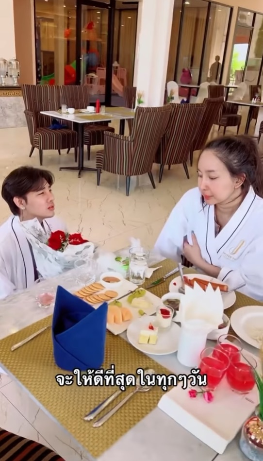 คืนดี ?! อาสัว หอบดอกไม้ง้อ มายมิ้นท์ หลังพาเด็กเอนขึ้นห้อง ทั้งจกทั้งอมต่อหน้า คืนดี ?! อาสัว หอบดอกไม้ง้อ มายมิ้นท์ หลังพาเด็กเอนขึ้นห้อง ทั้งจกทั้งอมต่อหน้า