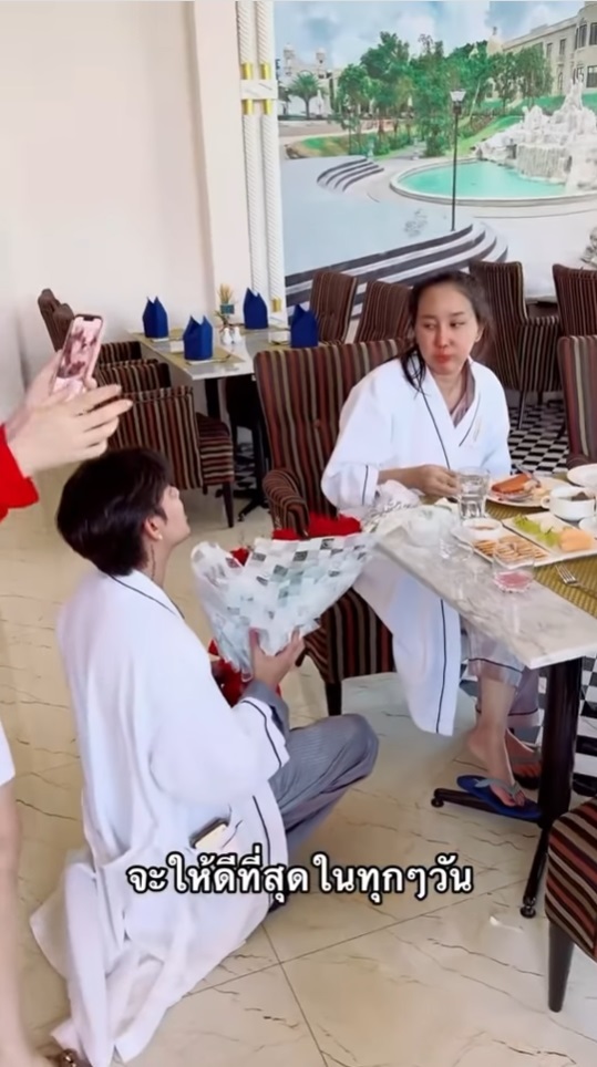 คืนดี ?! อาสัว หอบดอกไม้ง้อ มายมิ้นท์ หลังพาเด็กเอนขึ้นห้อง ทั้งจกทั้งอมต่อหน้า คืนดี ?! อาสัว หอบดอกไม้ง้อ มายมิ้นท์ หลังพาเด็กเอนขึ้นห้อง ทั้งจกทั้งอมต่อหน้า