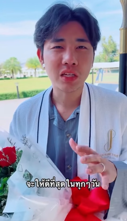 คืนดี ?! อาสัว หอบดอกไม้ง้อ มายมิ้นท์ หลังพาเด็กเอนขึ้นห้อง ทั้งจกทั้งอมต่อหน้า คืนดี ?! อาสัว หอบดอกไม้ง้อ มายมิ้นท์ หลังพาเด็กเอนขึ้นห้อง ทั้งจกทั้งอมต่อหน้า