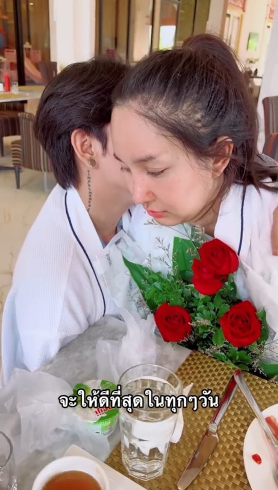 คืนดี ?! อาสัว หอบดอกไม้ง้อ มายมิ้นท์ หลังพาเด็กเอนขึ้นห้อง ทั้งจกทั้งอมต่อหน้า คืนดี ?! อาสัว หอบดอกไม้ง้อ มายมิ้นท์ หลังพาเด็กเอนขึ้นห้อง ทั้งจกทั้งอมต่อหน้า