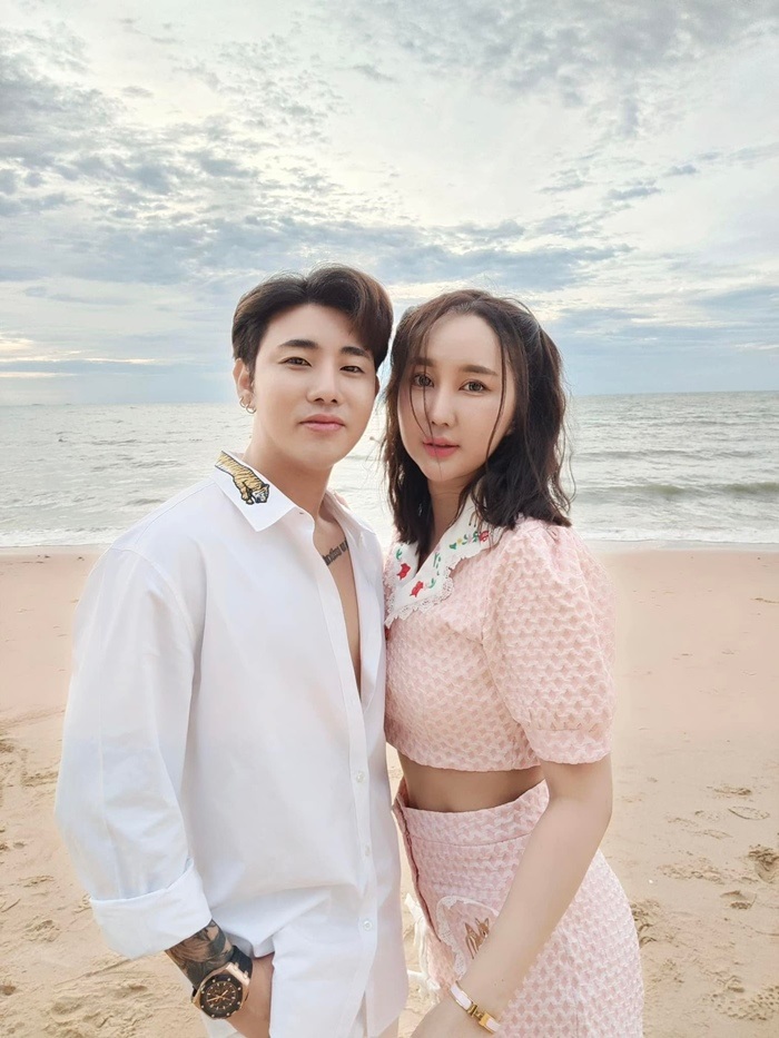 คืนดี ?! อาสัว หอบดอกไม้ง้อ มายมิ้นท์ หลังพาเด็กเอนขึ้นห้อง ทั้งจกทั้งอมต่อหน้า คืนดี ?! อาสัว หอบดอกไม้ง้อ มายมิ้นท์ หลังพาเด็กเอนขึ้นห้อง ทั้งจกทั้งอมต่อหน้า