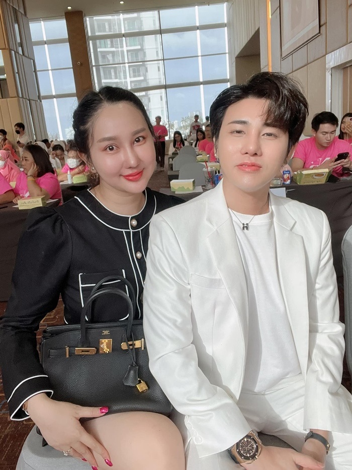 คืนดี ?! อาสัว หอบดอกไม้ง้อ มายมิ้นท์ หลังพาเด็กเอนขึ้นห้อง ทั้งจกทั้งอมต่อหน้า คืนดี ?! อาสัว หอบดอกไม้ง้อ มายมิ้นท์ หลังพาเด็กเอนขึ้นห้อง ทั้งจกทั้งอมต่อหน้า