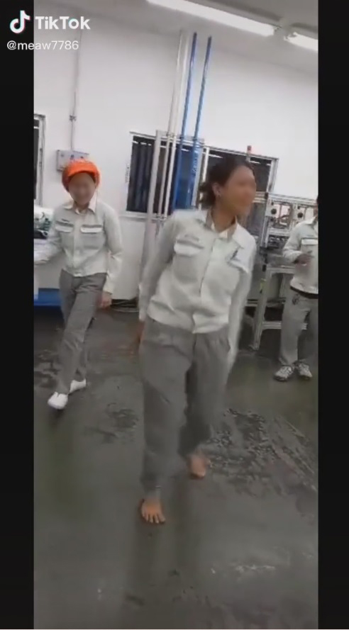 ปิดโรงงาน Panasonic นวนคร ซีนซึ้ง ผู้บริหารคนญี่ปุ่นปาดน้ำตา ตั้งแถวเรียงหน้ายืนส่งพนักงาน ปิดโรงงาน Panasonic นวนคร ซีนซึ้ง ผู้บริหารคนญี่ปุ่นปาดน้ำตา ตั้งแถวเรียงหน้ายืนส่งพนักงาน