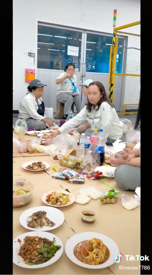 ปิดโรงงาน Panasonic นวนคร ซีนซึ้ง ผู้บริหารคนญี่ปุ่นปาดน้ำตา ตั้งแถวเรียงหน้ายืนส่งพนักงาน ปิดโรงงาน Panasonic นวนคร ซีนซึ้ง ผู้บริหารคนญี่ปุ่นปาดน้ำตา ตั้งแถวเรียงหน้ายืนส่งพนักงาน