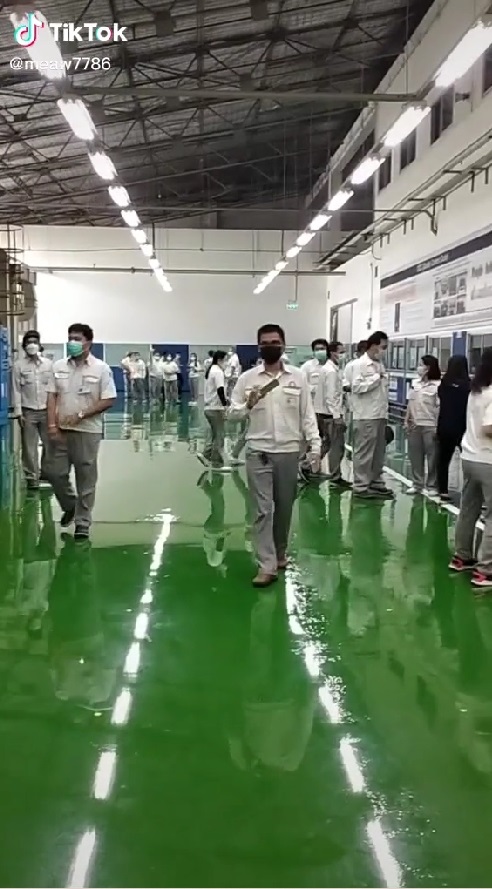 ปิดโรงงาน Panasonic นวนคร ซีนซึ้ง ผู้บริหารคนญี่ปุ่นปาดน้ำตา ตั้งแถวเรียงหน้ายืนส่งพนักงาน ปิดโรงงาน Panasonic นวนคร ซีนซึ้ง ผู้บริหารคนญี่ปุ่นปาดน้ำตา ตั้งแถวเรียงหน้ายืนส่งพนักงาน