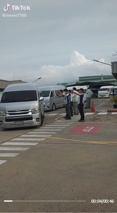 ปิดโรงงาน Panasonic นวนคร ซีนซึ้ง ผู้บริหารคนญี่ปุ่นปาดน้ำตา ตั้งแถวเรียงหน้ายืนส่งพนักงาน ปิดโรงงาน Panasonic นวนคร ซีนซึ้ง ผู้บริหารคนญี่ปุ่นปาดน้ำตา ตั้งแถวเรียงหน้ายืนส่งพนักงาน