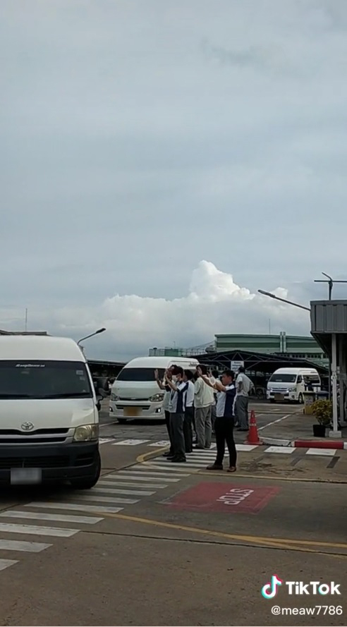 ปิดโรงงาน Panasonic นวนคร ซีนซึ้ง ผู้บริหารคนญี่ปุ่นปาดน้ำตา ตั้งแถวเรียงหน้ายืนส่งพนักงาน ปิดโรงงาน Panasonic นวนคร ซีนซึ้ง ผู้บริหารคนญี่ปุ่นปาดน้ำตา ตั้งแถวเรียงหน้ายืนส่งพนักงาน