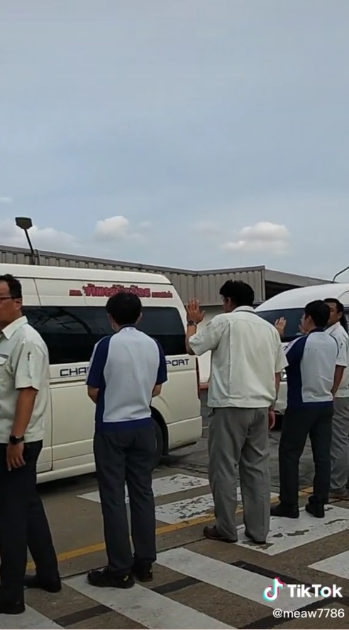 ปิดโรงงาน Panasonic นวนคร ซีนซึ้ง ผู้บริหารคนญี่ปุ่นปาดน้ำตา ตั้งแถวเรียงหน้ายืนส่งพนักงาน ปิดโรงงาน Panasonic นวนคร ซีนซึ้ง ผู้บริหารคนญี่ปุ่นปาดน้ำตา ตั้งแถวเรียงหน้ายืนส่งพนักงาน