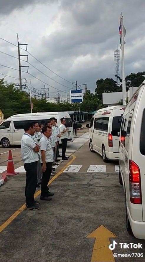 ปิดโรงงาน Panasonic นวนคร ซีนซึ้ง ผู้บริหารคนญี่ปุ่นปาดน้ำตา ตั้งแถวเรียงหน้ายืนส่งพนักงาน ปิดโรงงาน Panasonic นวนคร ซีนซึ้ง ผู้บริหารคนญี่ปุ่นปาดน้ำตา ตั้งแถวเรียงหน้ายืนส่งพนักงาน