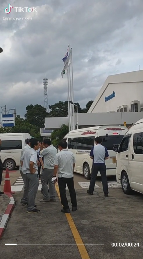 ปิดโรงงาน Panasonic นวนคร ซีนซึ้ง ผู้บริหารคนญี่ปุ่นปาดน้ำตา ตั้งแถวเรียงหน้ายืนส่งพนักงาน ปิดโรงงาน Panasonic นวนคร ซีนซึ้ง ผู้บริหารคนญี่ปุ่นปาดน้ำตา ตั้งแถวเรียงหน้ายืนส่งพนักงาน