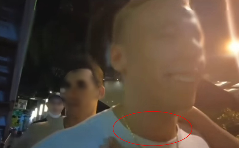 ฝรั่งเจอสาวสองไทย รุกไซ้คอกลางอโศก ฉกทองที่คอไปเนียน ๆ โดนตบทรัพย์ 3 ครั้งในไม่กี่วัน ฝรั่งเจอสาวสองไทย รุกไซ้คอกลางอโศก ฉกทองที่คอไปเนียน ๆ โดนตบทรัพย์ 3 ครั้งในไม่กี่วัน