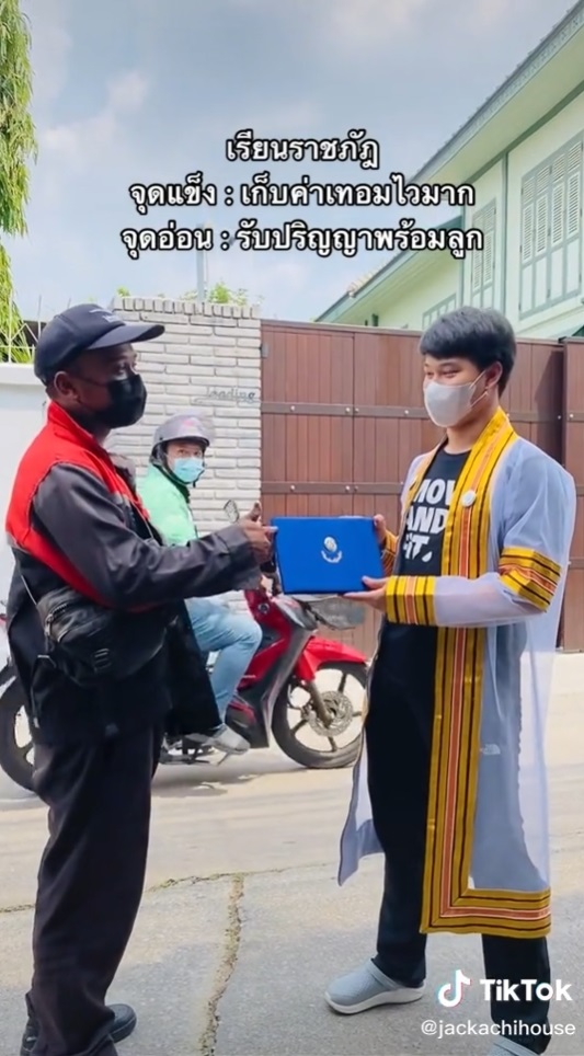 หนุ่มเรียนจบราชภัฏ พ้อ ไม่ได้รับปริญญาสักที ทำงานจนลืม งั้นใส่ชุดครุยรับกับพี่ไปรไปเลย หนุ่มเรียนจบราชภัฏ พ้อ ไม่ได้รับปริญญาสักที ทำงานจนลืม งั้นใส่ชุดครุยรับกับพี่ไปรไปเลย