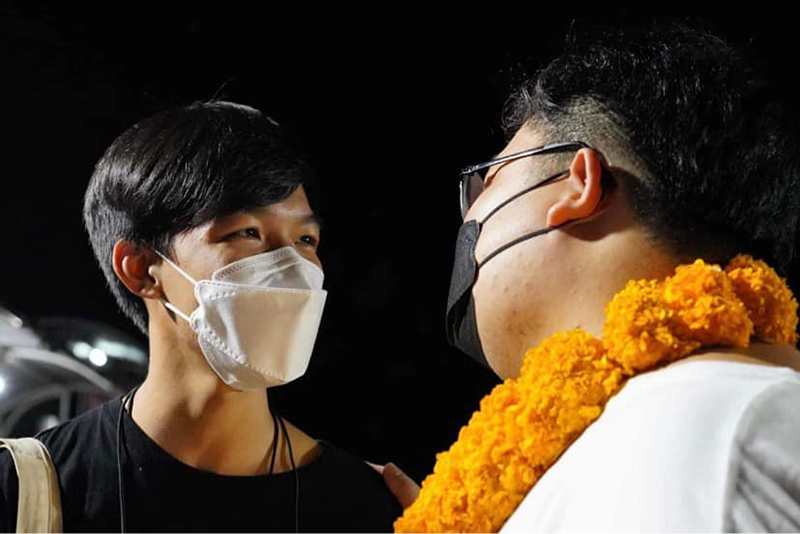 เพนกวิน พริษฐ์ - ปูน ทะลุฟ้า เปิดตัวเป็นคู่รักนักปฏิวัติคู่ใหม่ หลังพบรักกันในเรือนจำ เพนกวิน พริษฐ์ - ปูน ทะลุฟ้า เปิดตัวเป็นคู่รักนักปฏิวัติคู่ใหม่ หลังพบรักกันในเรือนจำ