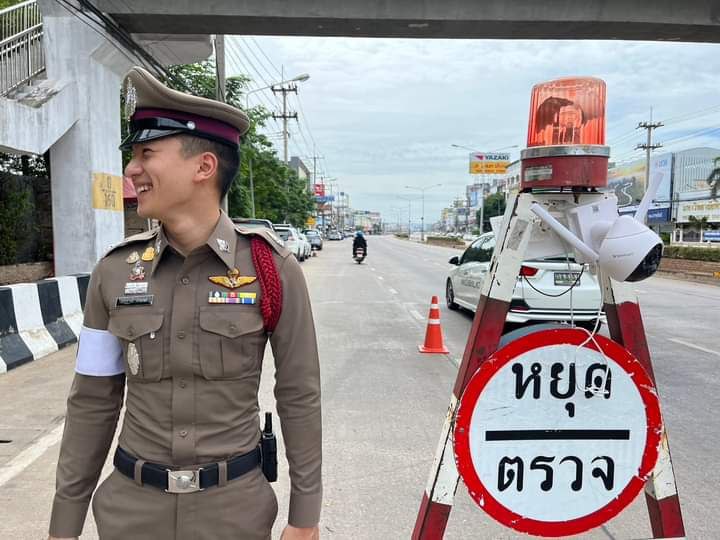 ไวรัล ตำรวจจราจรหล่อบอกต่อด้วย ทำสาว ๆ อยากเขวี้ยงหมวกกันน็อก จนเพจต้องเตือน ! ไวรัล ตำรวจจราจรหล่อบอกต่อด้วย ทำสาว ๆ อยากเขวี้ยงหมวกกันน็อก จนเพจต้องเตือน !