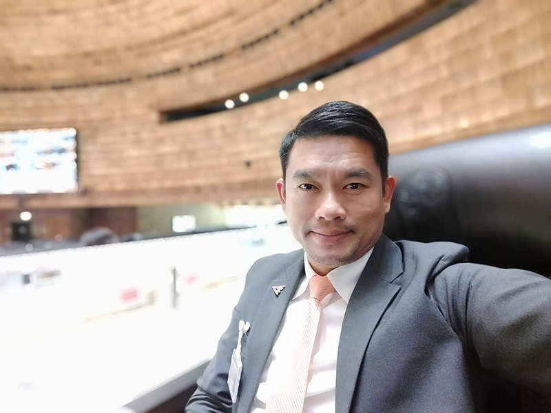 สส.ก้าวไกล โรคลมชักกำเริบ วูบกลางที่ประชุมสภา เร่งปั๊มหัวใจ ก่อนหามส่ง รพ. สส.ก้าวไกล โรคลมชักกำเริบ วูบกลางที่ประชุมสภา เร่งปั๊มหัวใจ ก่อนหามส่ง รพ.