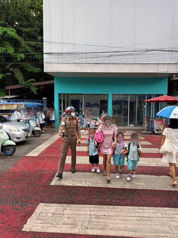 ไวรัล ตำรวจจราจรหล่อบอกต่อด้วย ทำสาว ๆ อยากเขวี้ยงหมวกกันน็อก จนเพจต้องเตือน ! ไวรัล ตำรวจจราจรหล่อบอกต่อด้วย ทำสาว ๆ อยากเขวี้ยงหมวกกันน็อก จนเพจต้องเตือน !