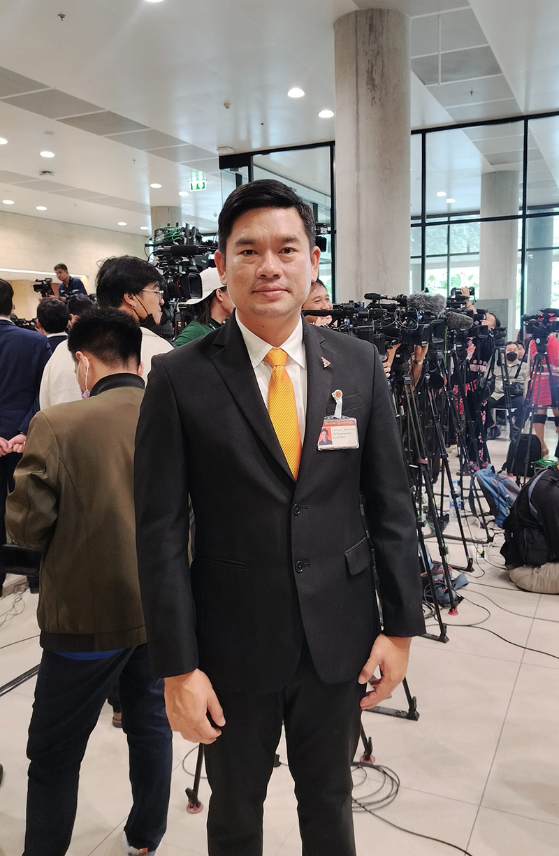 สส.ก้าวไกล โรคลมชักกำเริบ วูบกลางที่ประชุมสภา เร่งปั๊มหัวใจ ก่อนหามส่ง รพ. สส.ก้าวไกล โรคลมชักกำเริบ วูบกลางที่ประชุมสภา เร่งปั๊มหัวใจ ก่อนหามส่ง รพ.