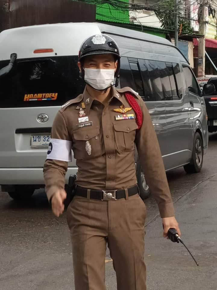 ไวรัล ตำรวจจราจรหล่อบอกต่อด้วย ทำสาว ๆ อยากเขวี้ยงหมวกกันน็อก จนเพจต้องเตือน ! ไวรัล ตำรวจจราจรหล่อบอกต่อด้วย ทำสาว ๆ อยากเขวี้ยงหมวกกันน็อก จนเพจต้องเตือน !