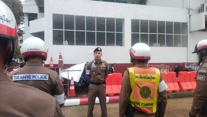 ไวรัล ตำรวจจราจรหล่อบอกต่อด้วย ทำสาว ๆ อยากเขวี้ยงหมวกกันน็อก จนเพจต้องเตือน ! ไวรัล ตำรวจจราจรหล่อบอกต่อด้วย ทำสาว ๆ อยากเขวี้ยงหมวกกันน็อก จนเพจต้องเตือน !