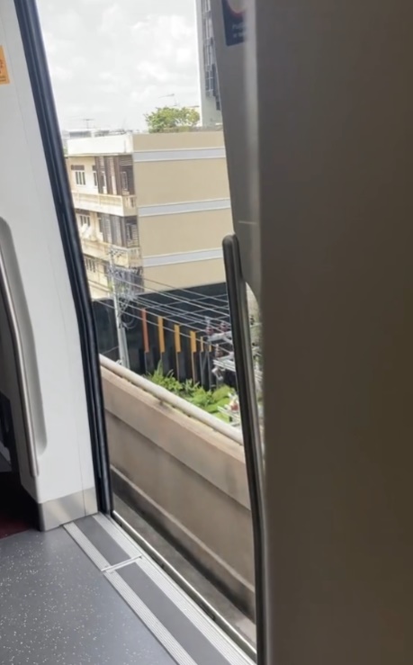 BTS แถลง รถไฟฟ้าประตูเปิดอ้าระหว่างวิ่ง ดูแล้วเสียวสุดใจ นี่แหละเหตุที่ต้องขยับชิดใน BTS แถลง รถไฟฟ้าประตูเปิดอ้าระหว่างวิ่ง ดูแล้วเสียวสุดใจ นี่แหละเหตุที่ต้องขยับชิดใน