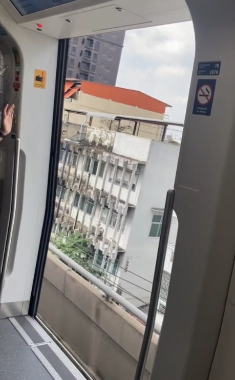 BTS แถลง รถไฟฟ้าประตูเปิดอ้าระหว่างวิ่ง ดูแล้วเสียวสุดใจ นี่แหละเหตุที่ต้องขยับชิดใน BTS แถลง รถไฟฟ้าประตูเปิดอ้าระหว่างวิ่ง ดูแล้วเสียวสุดใจ นี่แหละเหตุที่ต้องขยับชิดใน