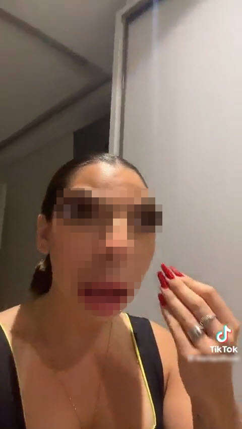 สาวลงคลิปขำ ๆ แต่ทำคนดูร้องเอ๊ะ แม่แก้ผ้าอยู่บนเตียง ทาครีมให้แฟนลูกสาว !? สาวลงคลิปขำ ๆ แต่ทำคนดูร้องเอ๊ะ แม่แก้ผ้าอยู่บนเตียง ทาครีมให้แฟนลูกสาว !?