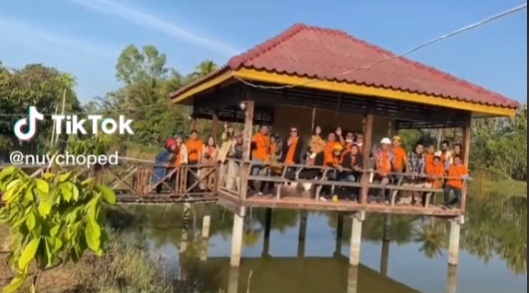 คลิปช็อตฟีล ถ่ายรูปหมู่ศาลาริมน้ำ สะพานหักโครมคนร่วงลงน้ำ แทนที่จะรีบขึ้นทำแบบนี้แทน คลิปช็อตฟีล ถ่ายรูปหมู่ศาลาริมน้ำ สะพานหักโครมคนร่วงลงน้ำ แทนที่จะรีบขึ้นทำแบบนี้แทน